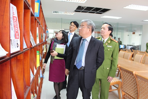 Các đại biểu thăm quan thư viện truyền thống Học viện CSND